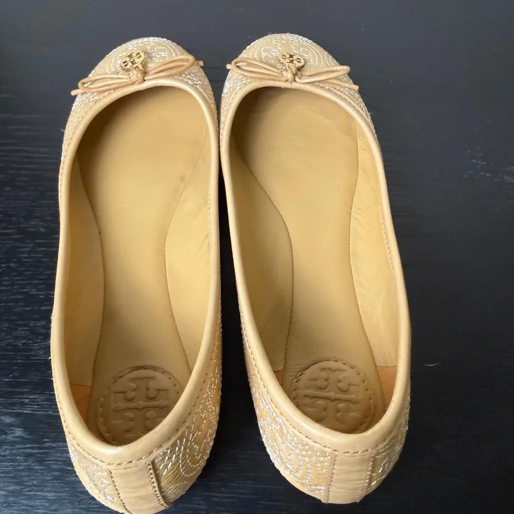 Tory Burch Tan Leather Logo Stitched Ballet Flats Preppy Trendy Gold Charm 6.5M